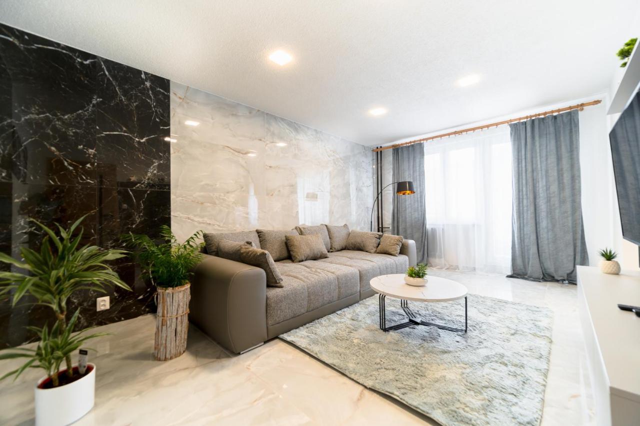 Apartman Discreet Kysucke Nove Mesto Luaran gambar